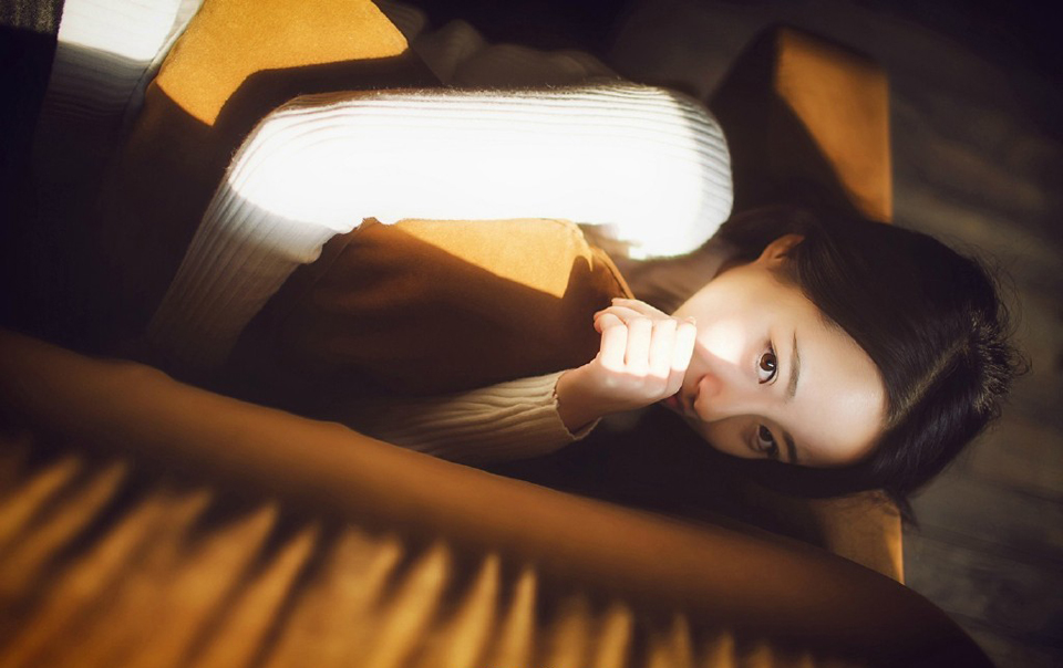 如果爱一个人，那么就会心甘情愿为他而改变。如果一个人在你面前我行素，置你不喜欢的行为而不顾，那么他就是不爱你。所以如果你不够关心他或是他不够关心你，那么你就不爱他或他不爱你。
